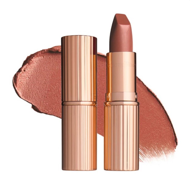 Szminka Charlotte Tilbury w kolorze Very Victoria kosztuje ok. 110 zł.