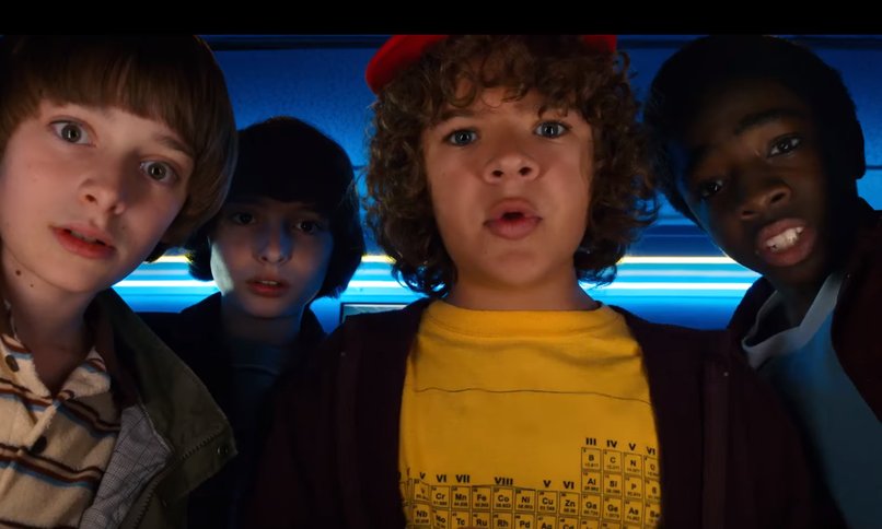 Nowy hit w sieci wśród fanów „Stranger Things”: robią selfie i upuszczają telefon. O co chodzi?