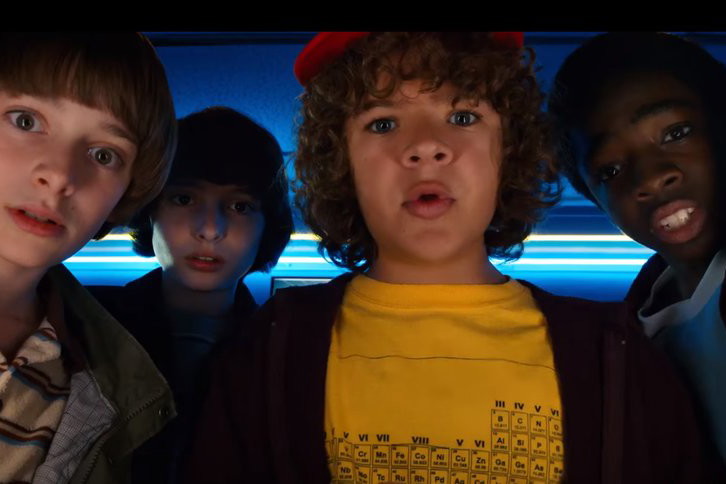 Nowy hit w sieci wśród fanów „Stranger Things”: robią selfie i upuszczają telefon. O co chodzi?