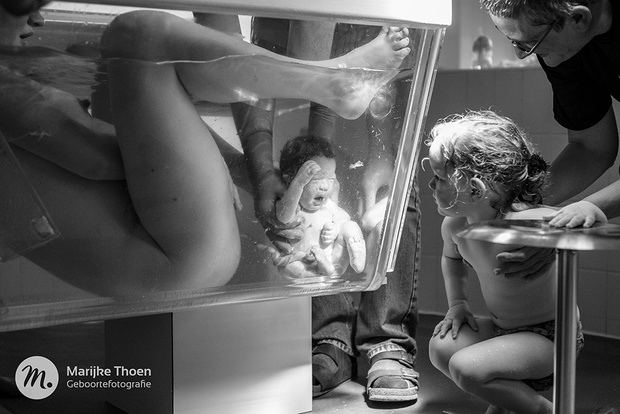 1. miejsce w Birth Photography Image Competition 2018, „Pierwsze spotkanie rodzeństwa”; fot. Marijke Thoen