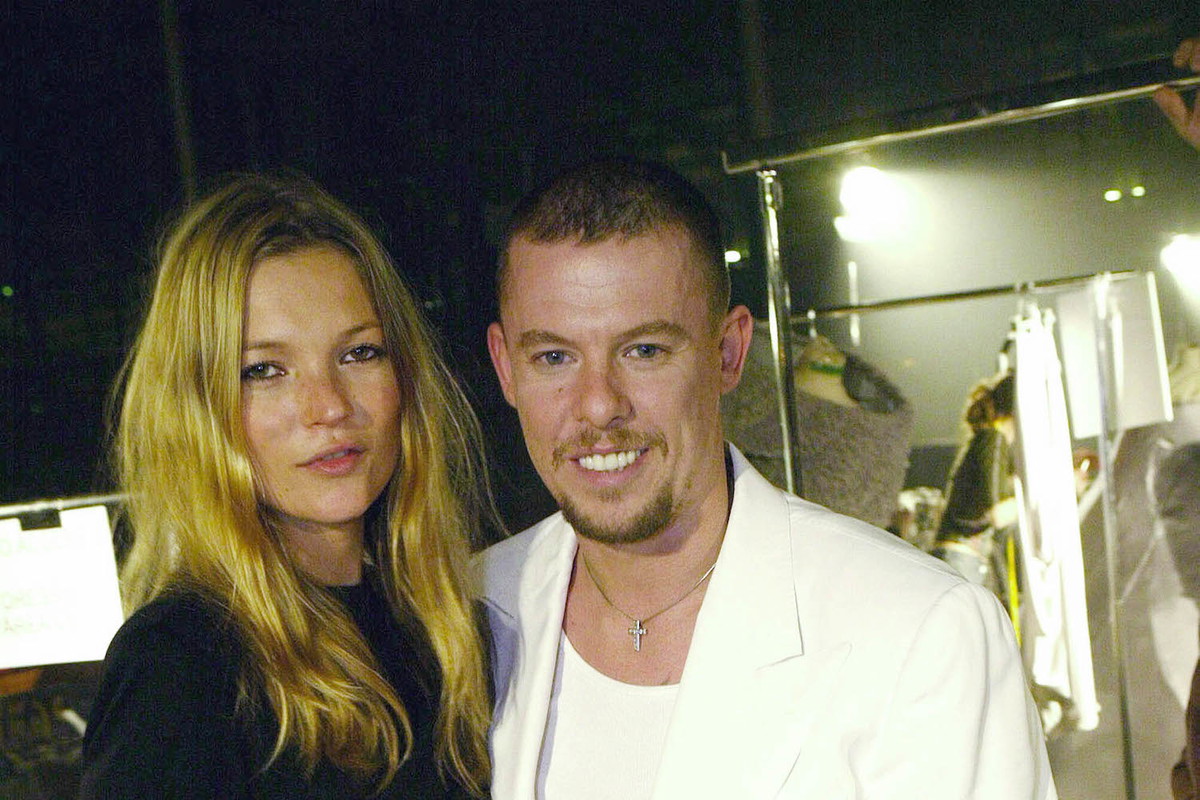 Alexander McQueen z modelką Kate Moss
