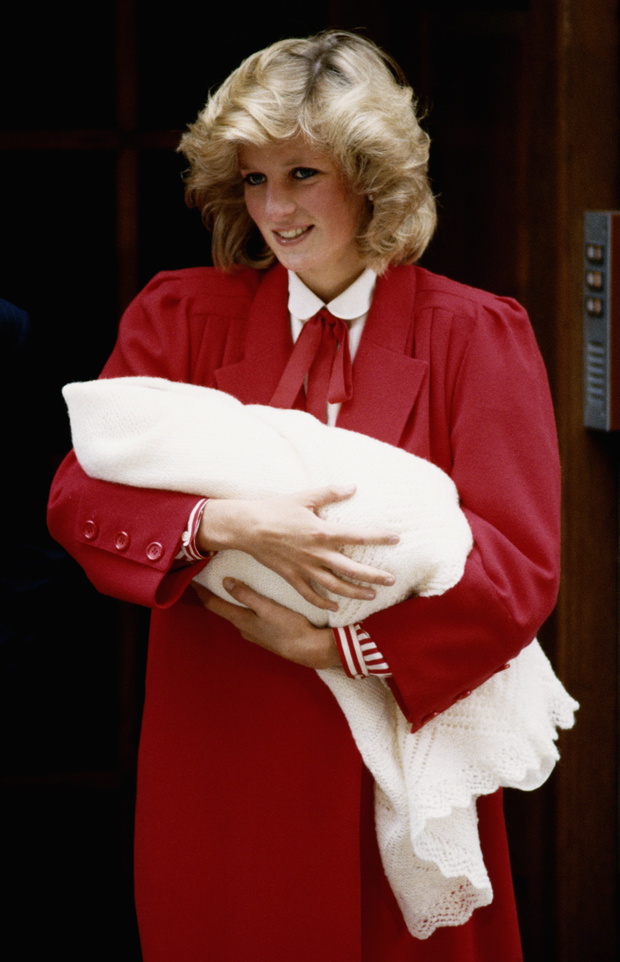 Księżna Diana z małym księciem Harrym w 1984 roku.