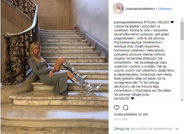 Joanna Przetakiewicz przekonuje, że przytulanie reguluje ciśnienie krwi i redukuje stres i zachęca przy tym do pielęgnowania rytuałów miłości.
