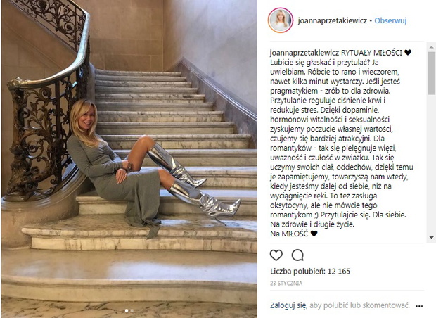Joanna Przetakiewicz przekonuje, że przytulanie reguluje ciśnienie krwi i redukuje stres i zachęca przy tym do pielęgnowania rytuałów miłości.