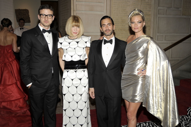 Ostatni raz Kate Moss pojawiła się na Met Gali w 2009. Towarzyszył jej Marc Jacobs, z którym pozowała m.in. z Anną Wintour i Justinem Timberlakiem.