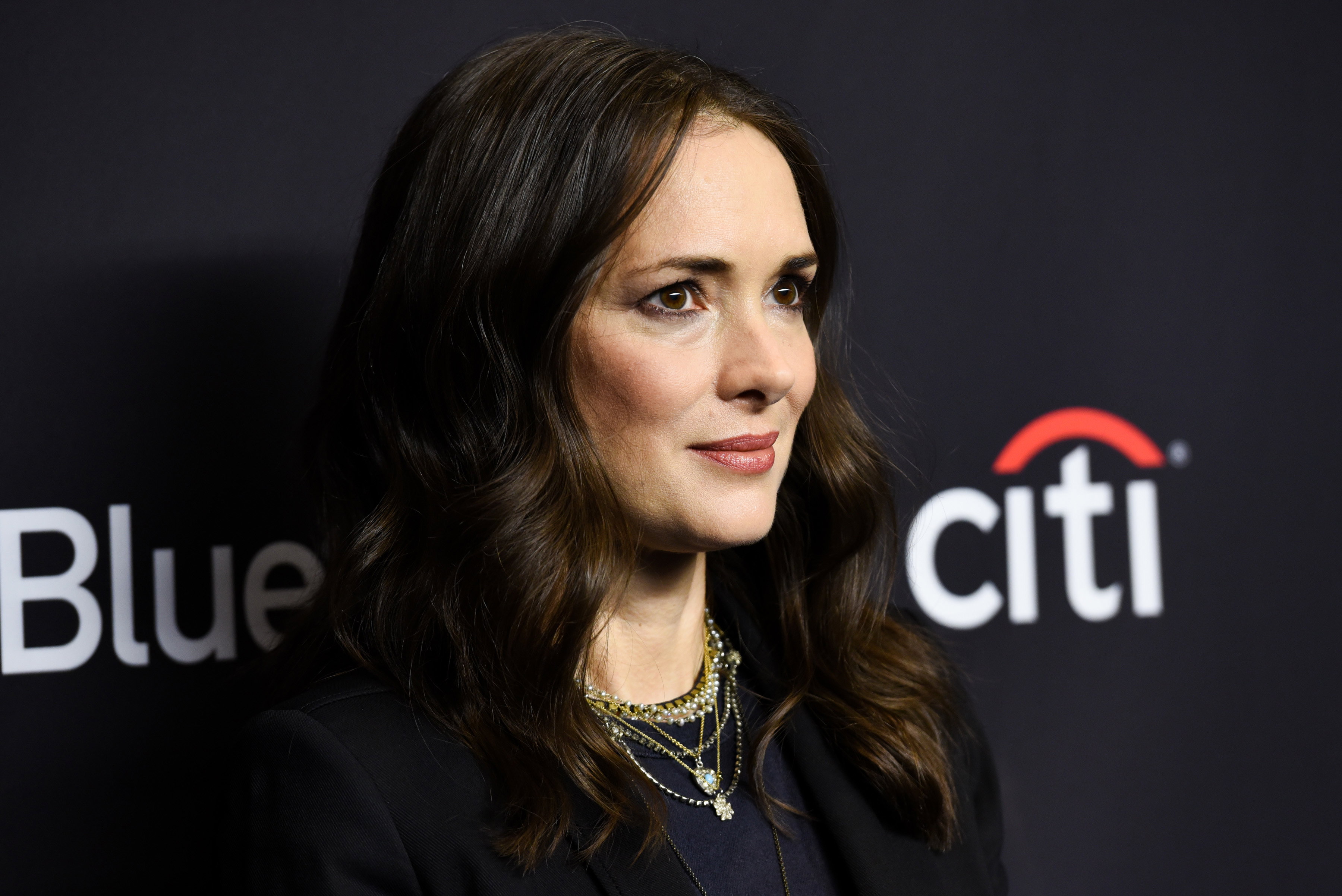 Zróbcie porządki w szafie! Winona Ryder, ikona stylu lat 90. uważa, że potrzebujecie tylko 5 rzeczy