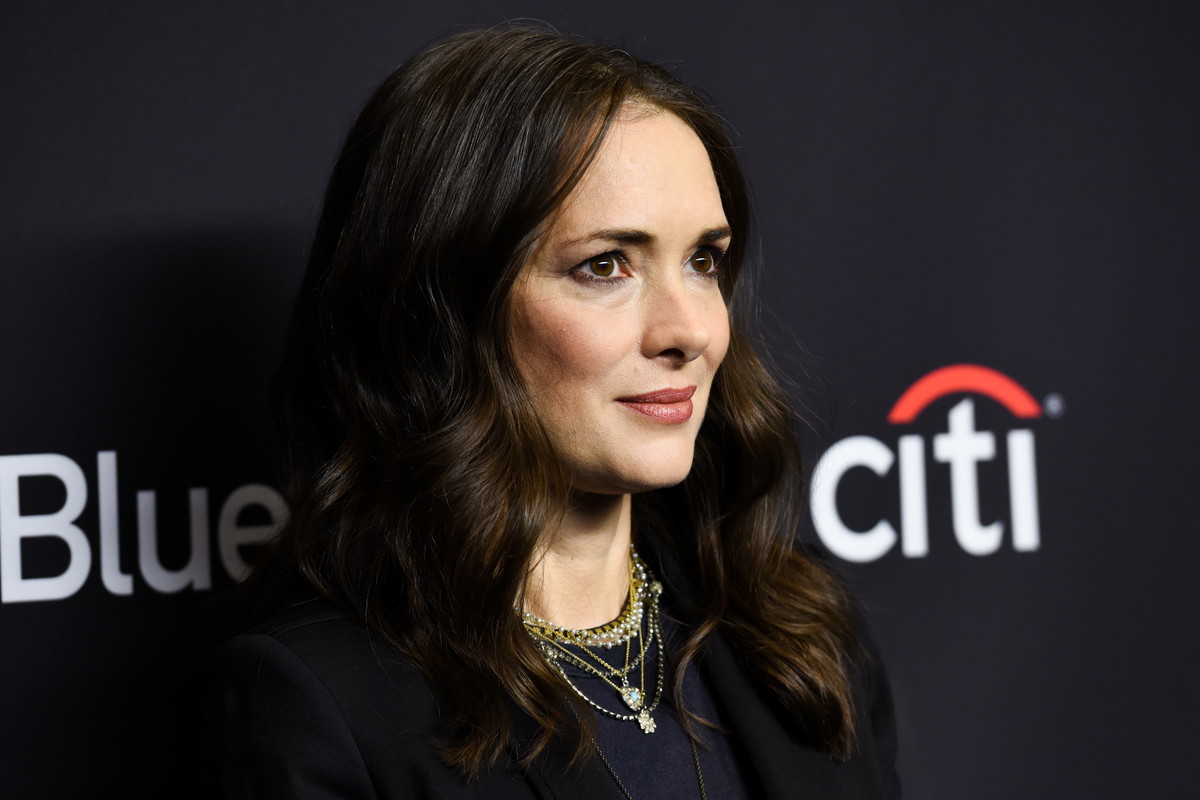 Zróbcie porządki w szafie! Winona Ryder, ikona stylu lat 90. uważa, że potrzebujecie tylko 5 rzeczy