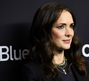 Zróbcie porządki w szafie! Winona Ryder, ikona stylu lat 90. uważa, że potrzebujecie tylko 5 rzeczy
