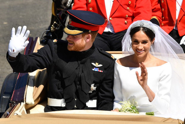 Harry i Meghan podczas przejażdżki głównymi ulicami miasta