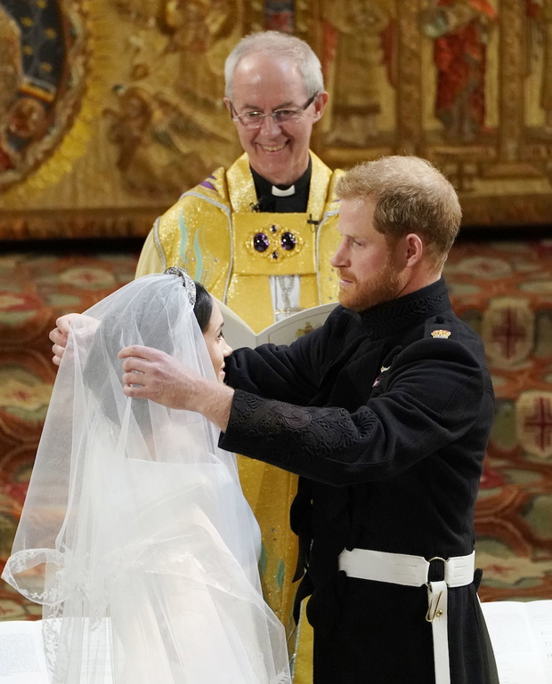 Książę Harry nie krył wzruszenia podczas odsłaniania twarzy Meghan