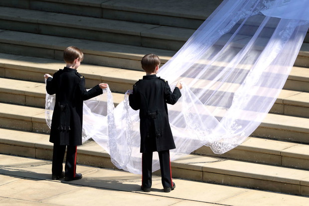 Suknia Meghan Markle posiada długi spektakularny welon.