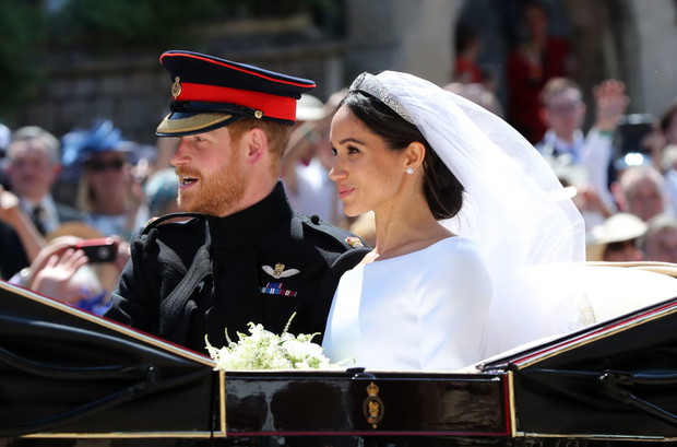 Suknię ślubna Meghan projektowała we współpracy z Clare Waight Keller.