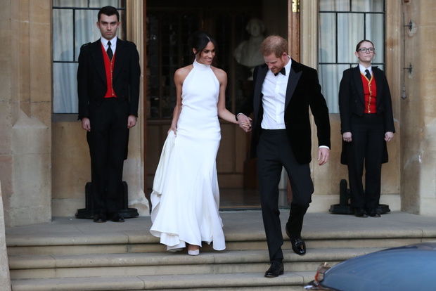 To suknia od Stelli McCartney, którą od dawna obstawiano na projektantkę pierwszej ślubnej sukni Meghan.