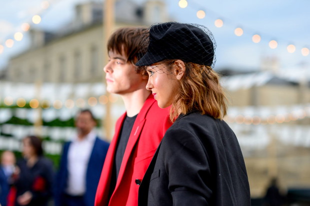 Charlie i Natalia poznali się na planie serialu „Stranger Things”.