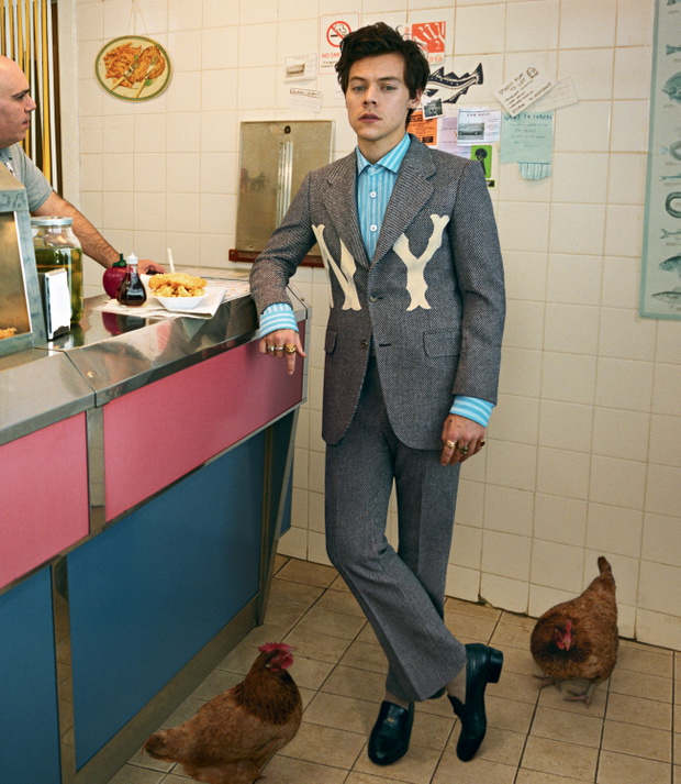Harry Styles dla Gucci zapozował w kultowym barze serwującym fish & chips.