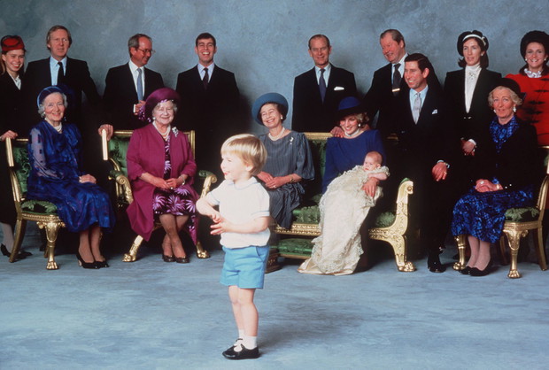 Na tej samej kanapie siedziała księżna Diana, trzymająca ochrzczonego księcia Harry
