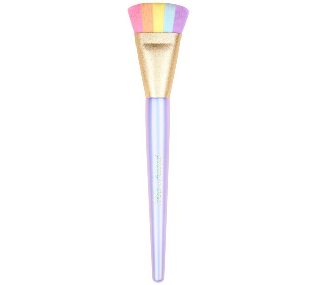 Pędzel z tęczowej kolekcji Too Faced.
