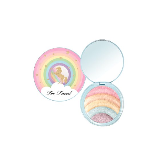 Rozświetlacz Too Faced można aplikować dwojako: albo miksując wszystkie kolory, albo nakładając je na pędzel kolejno od różu w stronę fioletu.