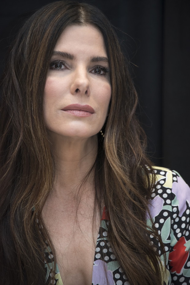 Sandra Bullock do sukienki Rixo London dobrała kolczyki polskiej marki Lilou.