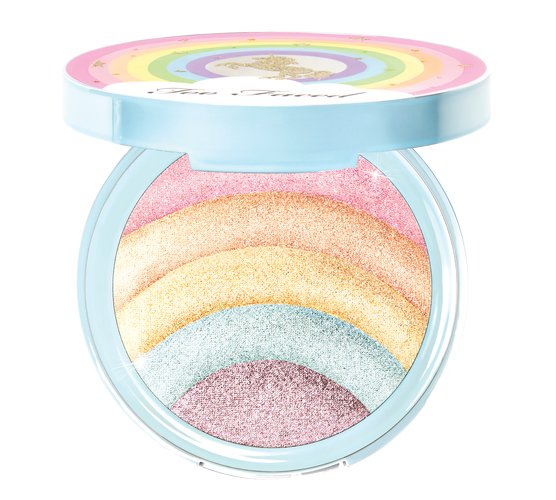 Tęczowy rozświetlacz Too Faced kosztuje 139 zł, a pędzel Magic Rainbow Strobing Brush do jego aplikacji 159 zł.