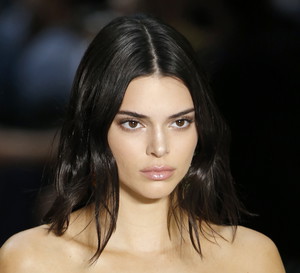 Kendall Jenner wróciła na wybieg po kilku miesiącach przerwy!