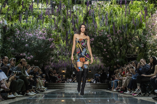 Kendall Jenner poszła w pokazie Versace na wiosnę 2019 r.