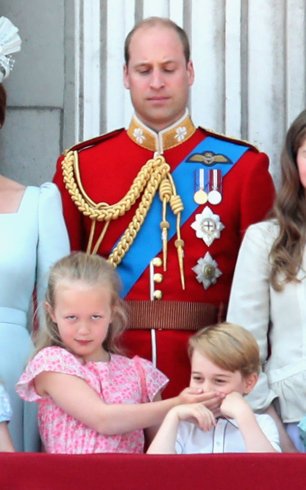 Książę George i jego słodkie minki na balkonie Pałacu Buckingham podczas parady Trooping the Colour 2018