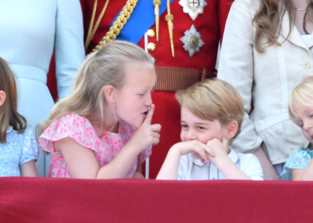 Książę George i jego słodkie minki na balkonie Pałacu Buckingham podczas parady Trooping the Colour 2018