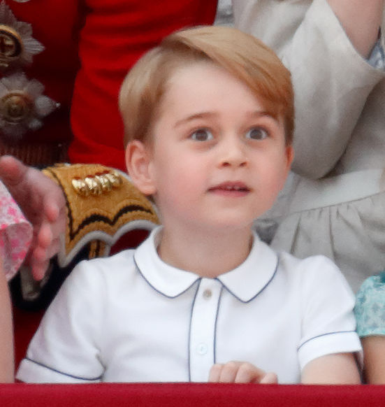Książę George i jego słodkie minki na balkonie Pałacu Buckingham podczas parady Trooping the Colour 2018