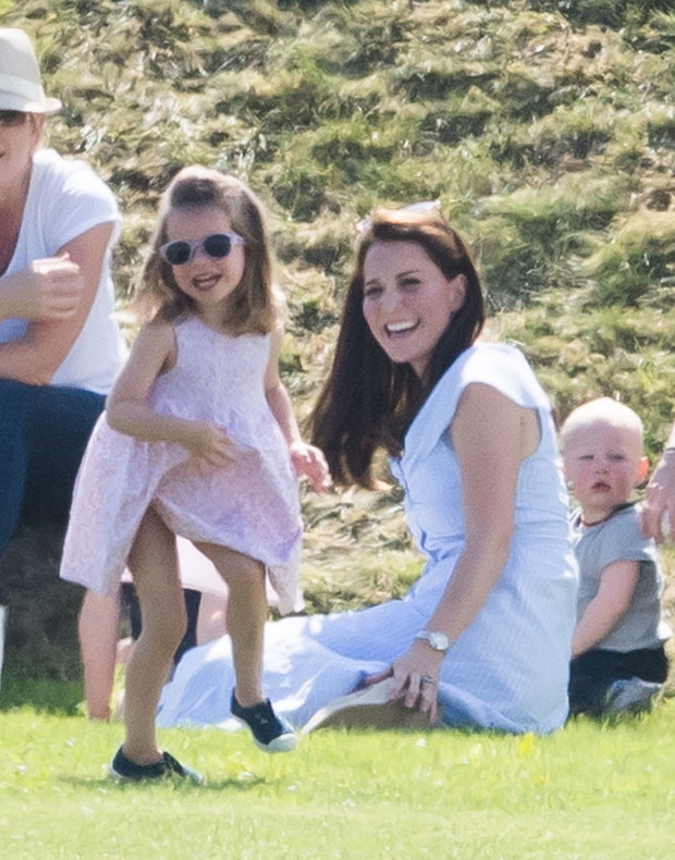 Przymierzała również okulary przeciwsłoneczne swojej mamy, księżnej Kate.