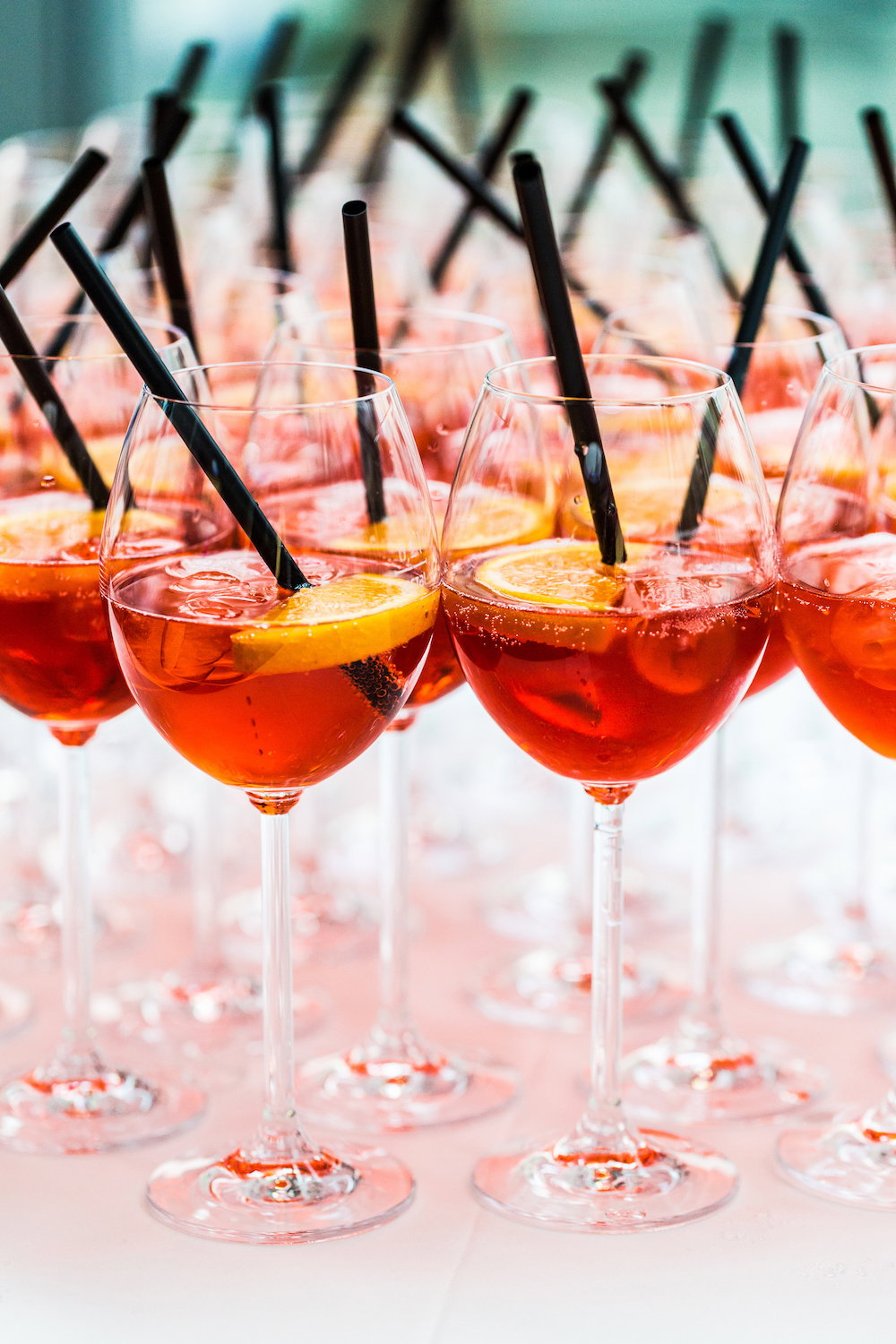 Rosé Aperol Spritz to najmodniejszy drink tego lata, który przygotujecie w domu