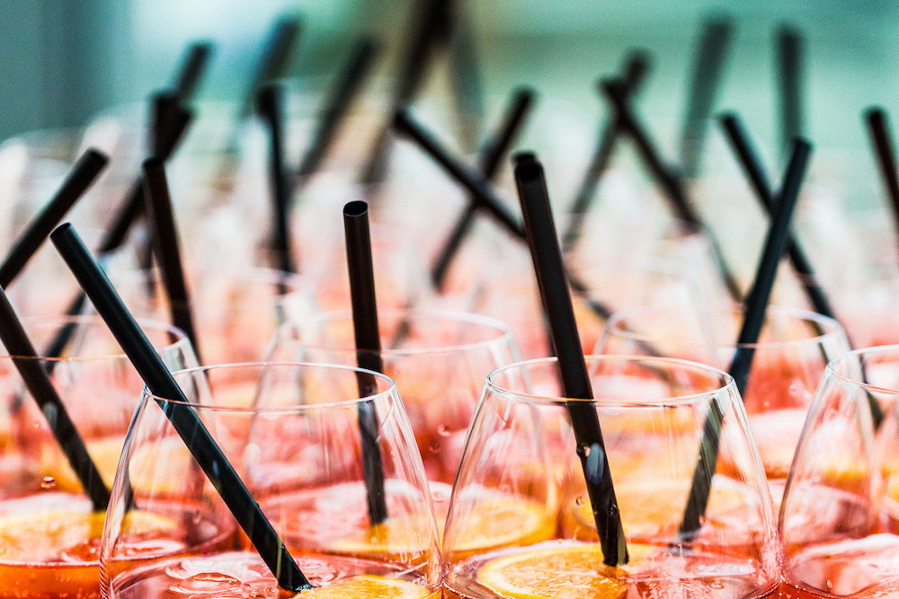 Rosé Aperol Spritz to najmodniejszy drink tego lata, który przygotujecie w domu