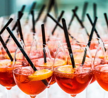 Rosé Aperol Spritz to najmodniejszy drink tego lata, który przygotujecie w domu