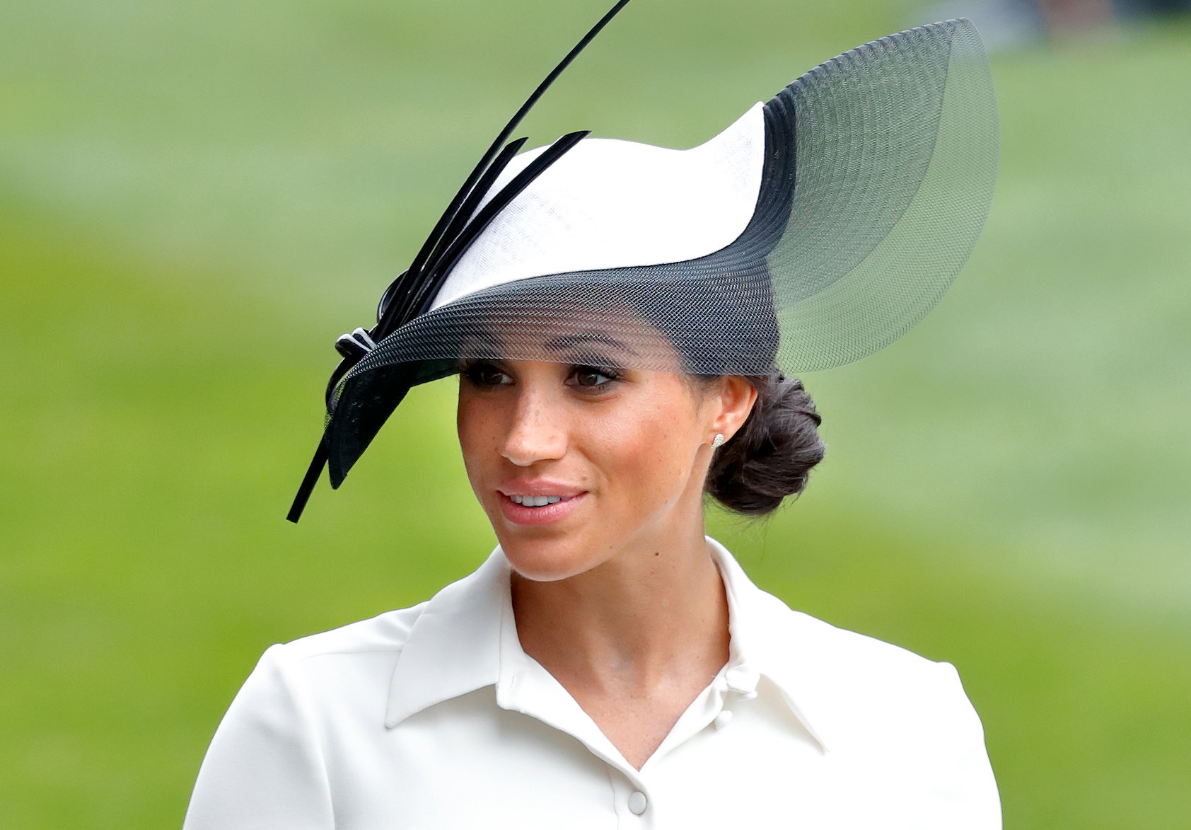 Wiemy, dlaczego Meghan Markle zawsze nosi za duże buty!