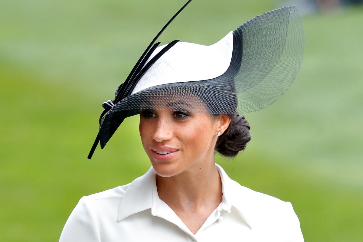 Wiemy, dlaczego Meghan Markle zawsze nosi za duże buty!