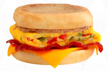 A może McMuffin po meksykańsku? W środku znajduje się omlet, bekon, oczywiście ser i odsmażana fasolka.