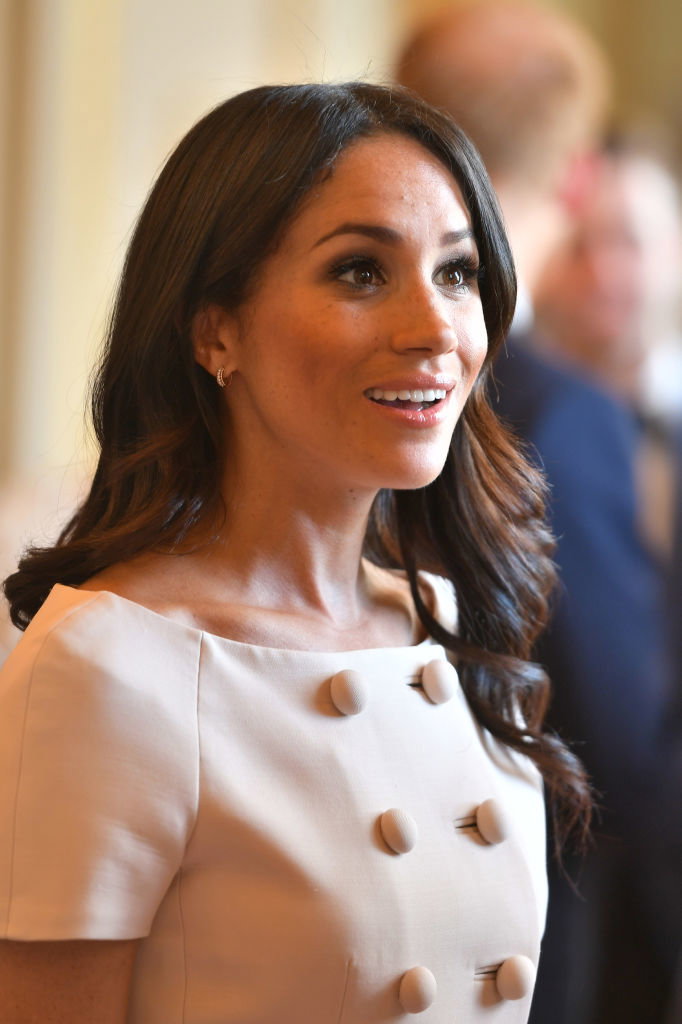 Meghan Markle ubiera się u… Prady! Jej nowa stylizacja zapewni jej nagrodę dla Ikony Stylu?