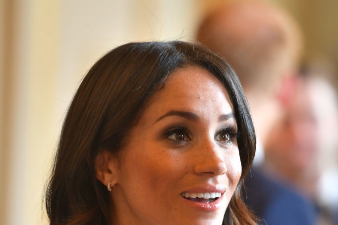 Meghan Markle ubiera się u… Prady! Jej nowa stylizacja zapewni jej nagrodę dla Ikony Stylu?