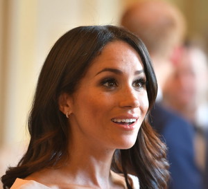 Meghan Markle ubiera się u… Prady! Jej nowa stylizacja zapewni jej nagrodę dla Ikony Stylu?
