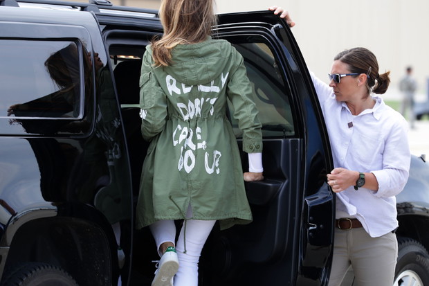 Model kurtki, który wybrała Melania, kosztuje 38 dolarów, czyli ok. 140 zł. Co ciekawe, Pierwsza Dama rzadko sięga po rzeczy z sieciówek, stawiając raczej na luksusowe brandy.
