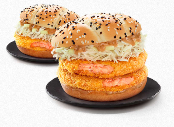 W Singapurze spróbujecie burgera z łososiem.