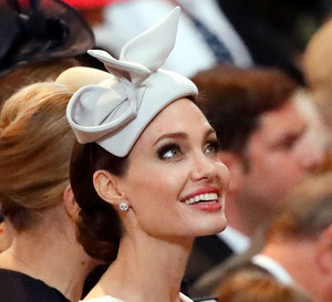 Angelina Jolie niczym księżna na królewskiej uroczystości w Londynie. Jest w lepszej formie?