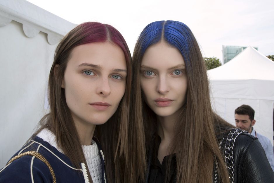 Modelki z kolorowymi przedziałkami