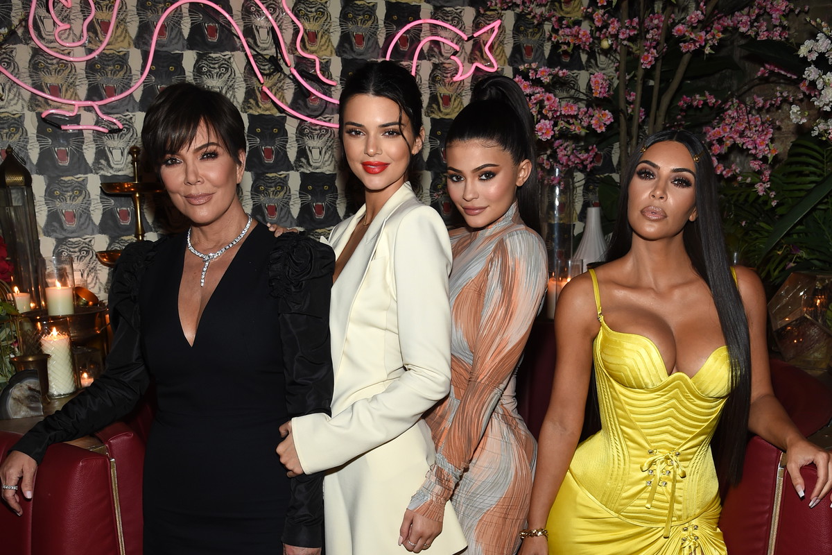 siostry-kardashian-zwolnily-makijazystke