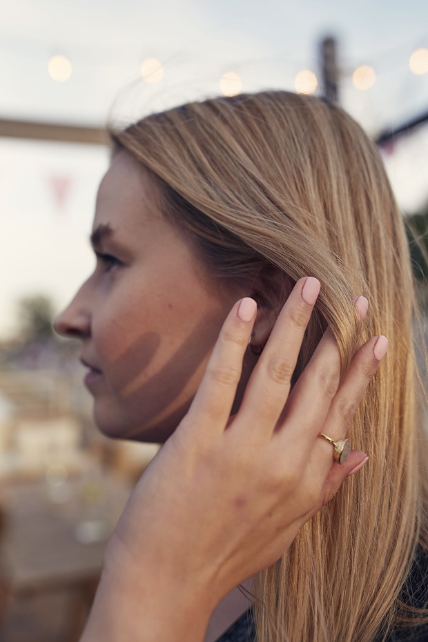 Aleksandra Jóźwiak, redaktorka Glamour.pl, wybrała manicure z matowym efektem - totalnie w jej stylu!