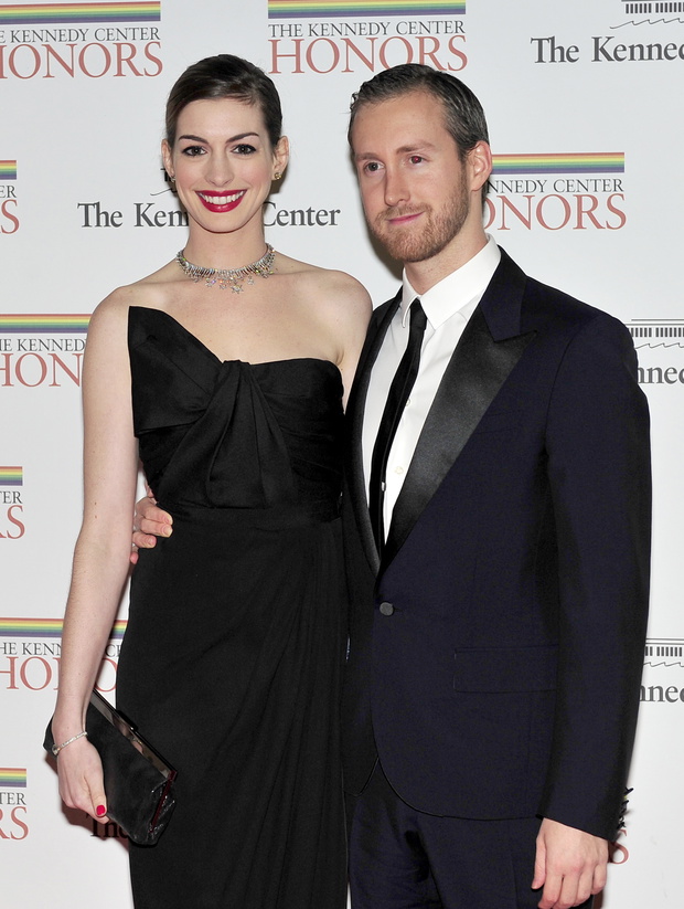 Internauci dostrzegli uderzające podobieństwo męża Anne Hathaway, Adama Shulmana, do Williama Szekspira.