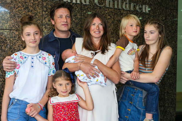 Jamie Oliver nadał swoim dzieciom imiona Petal Blossom Rainbow, Daisy Boo Pamela, River Rocket, Buddy Bear Maurice i Poppy Honey Rosie