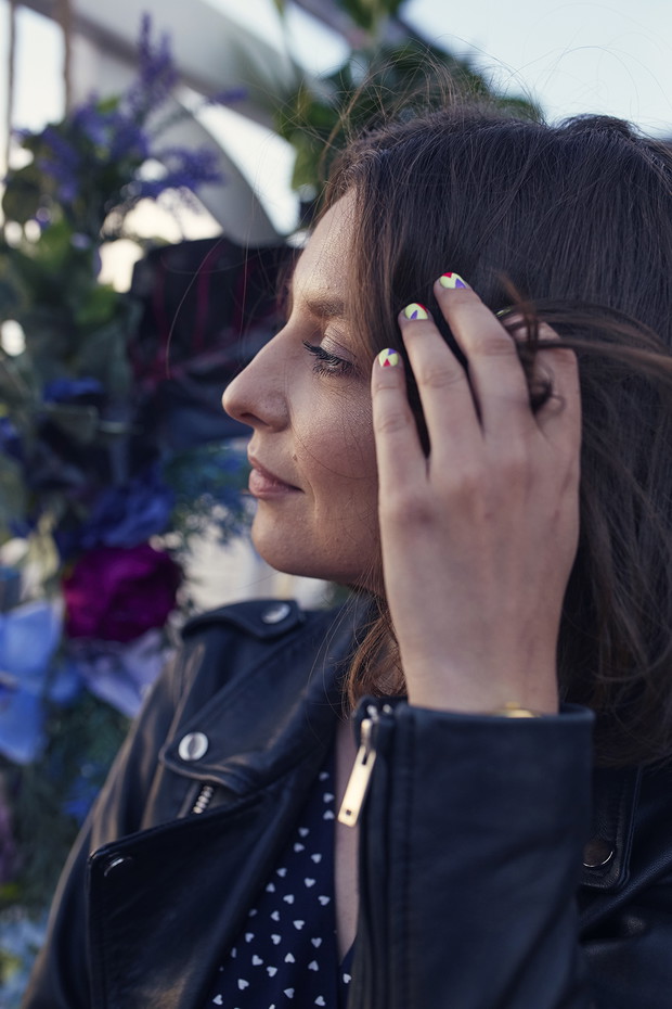 Kolejna redaktorka i kolejny urodzinowy manicure. Kinga Nowicka zdecydowała się na geometryczną stylizację w soczystych, letnich odcieniach.