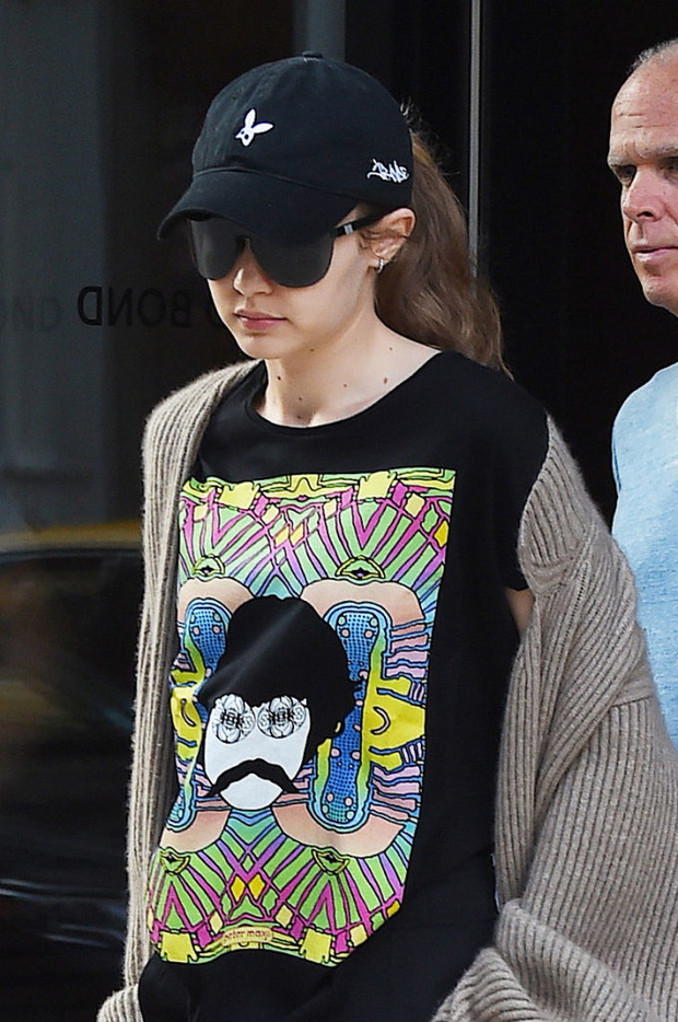 Na początku czerwca Gigi Hadid pojawiła się w T-shircie z kolekcji Wrangler x Peter Max.