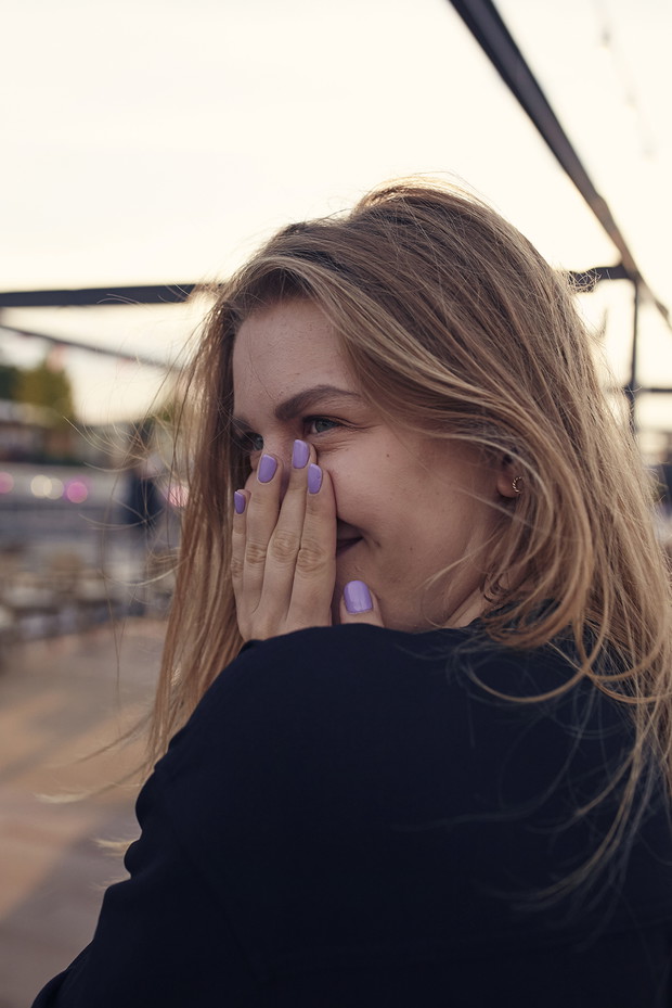 O nasz urodzinowy manicure zadbała marka NeoNail. Tutaj Asia, młodsza redaktorka Glamour.pl i jej stylizacja z wykorzystaniem lakieru termicznego, zmieniającego kolor pod wpływem temperatury!